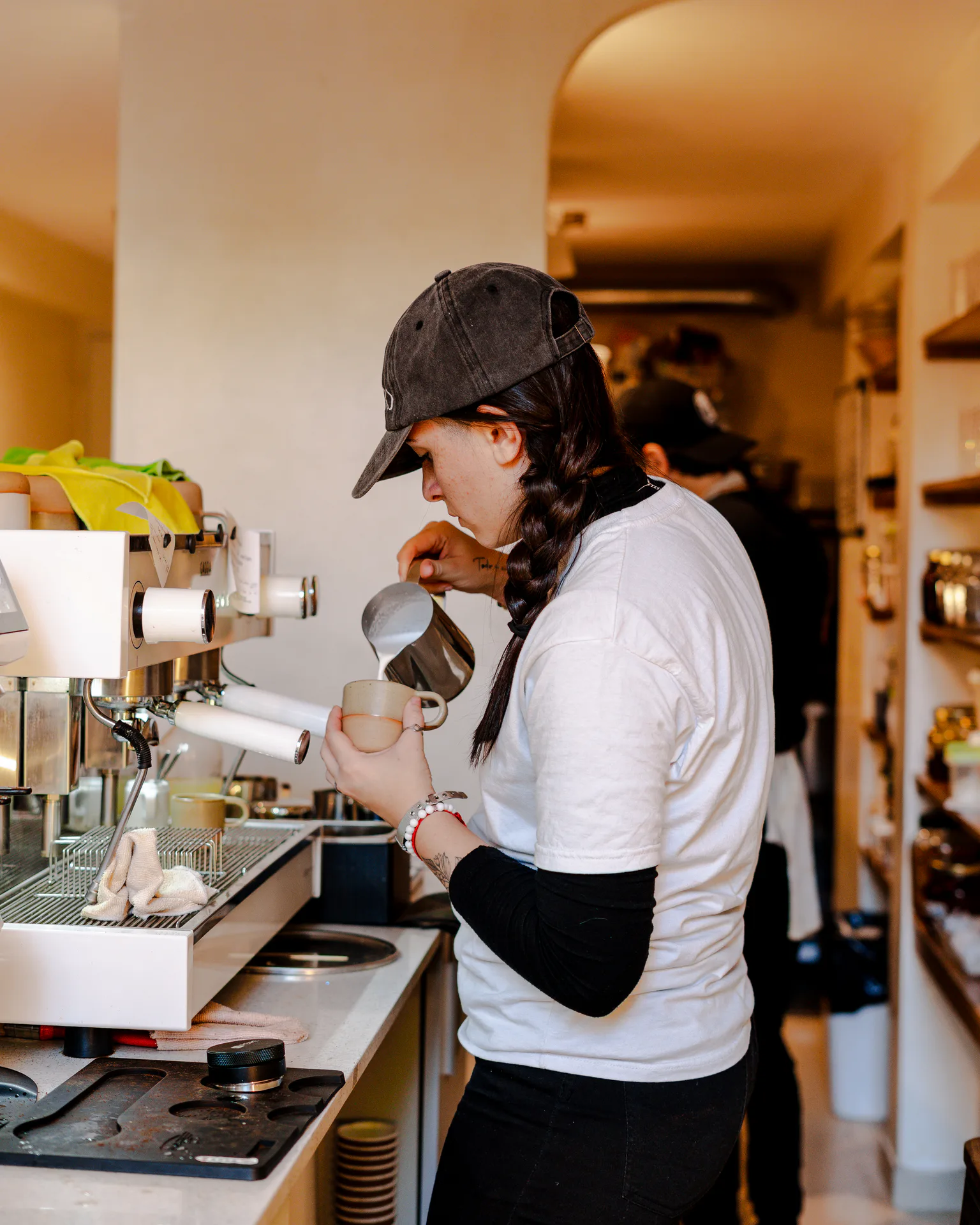 Barista preparando café en Cero Café de Origen