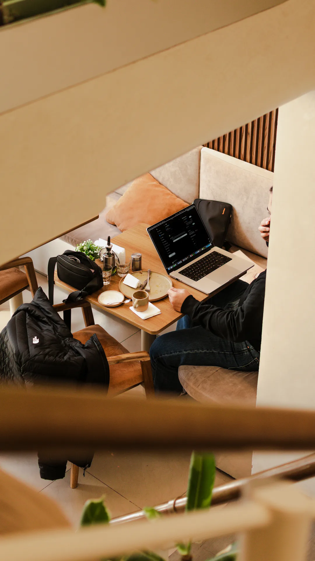 Mesa de cowork con café en Cero Café de Origen