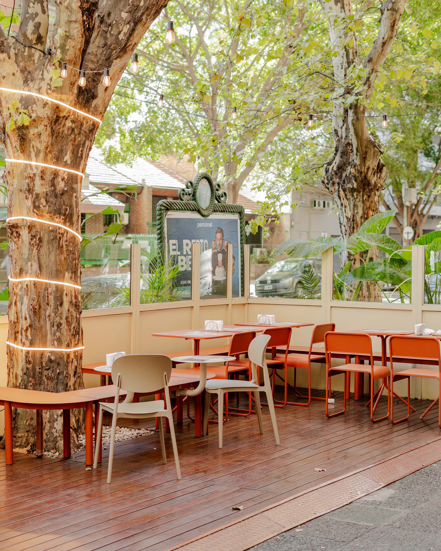 Terraza de Cero Café de Origen bajo los arboles