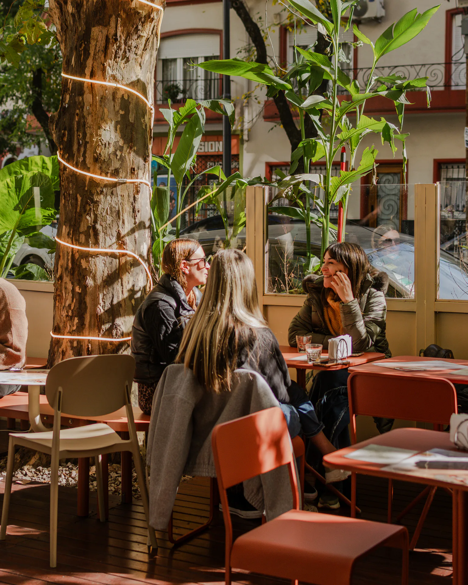 Clientes disfrutando la terraza de Cero Café de Origen