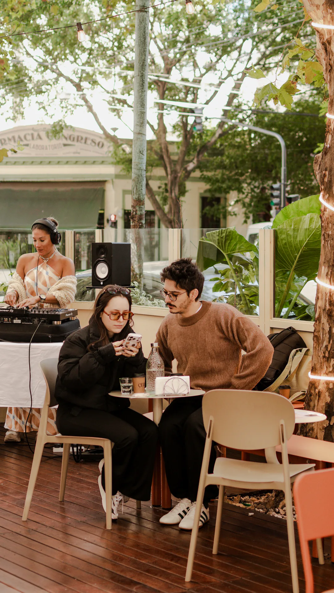 Terraza durante un evento con DJ en Cero Café de Origen