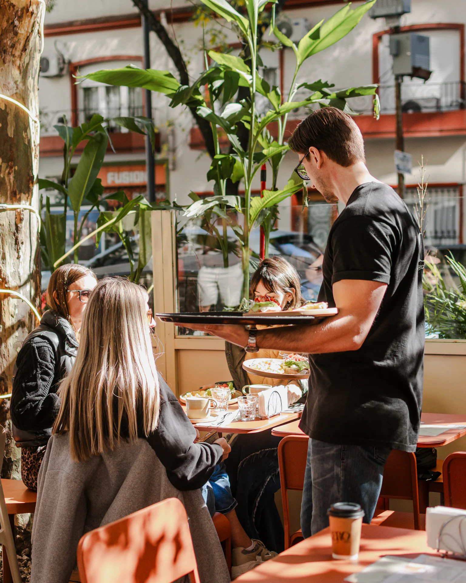 Servicio en la terraza de Cero Café de Origen